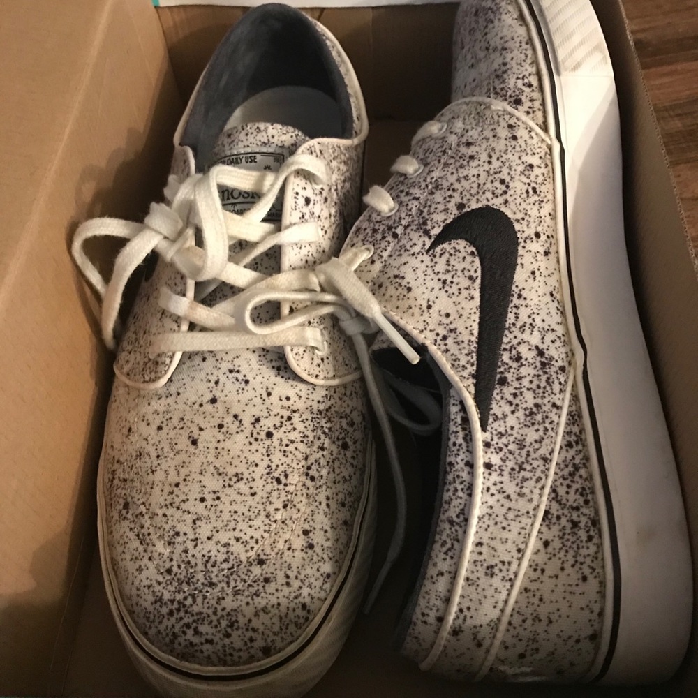 Nike mens tennis shoes sz 10.5